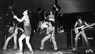 AC/DC 1976 : Malcolm, Angus, Bon, Phil, Mark